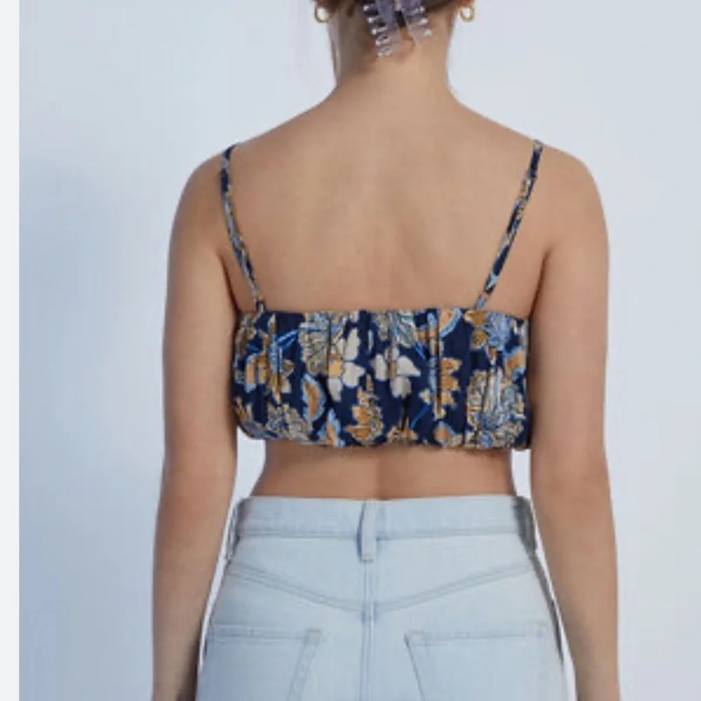 New! MINKPINK Quinn Navy Floral Crop Top 51585